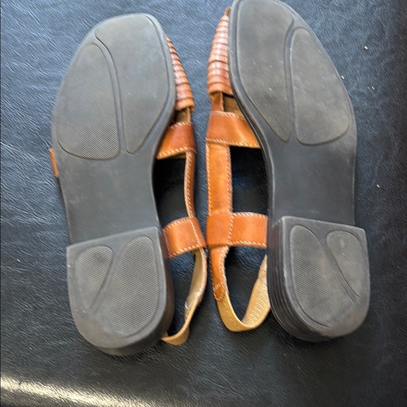 St. John’s Bay ladies size 7 leather sandals - Picture 5 of 6